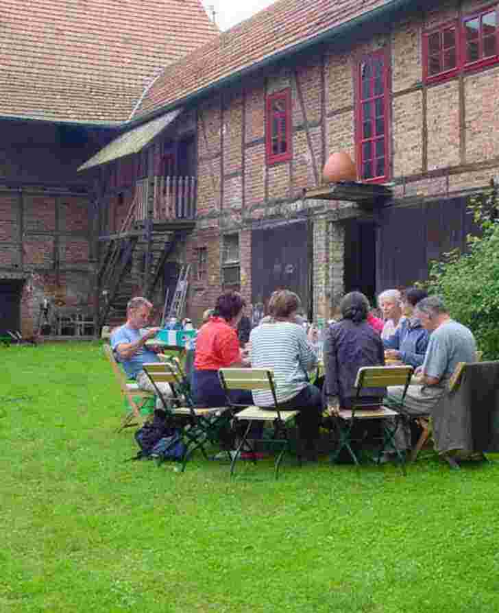 Pause vor dem Seminargebäude